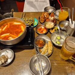 Korean BBQ - ein Erlebnis. Man isst mit Handschuhen und teils mit den Fingern und den Stäbchen.