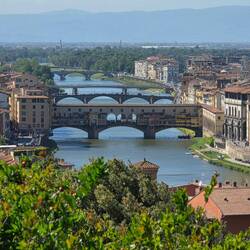 Der Fluss Arno mit seinen Brücken
