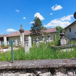 Typischer Friedhof im Dorf