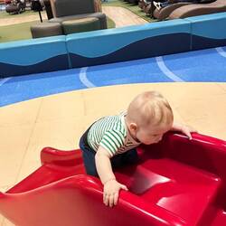 Ein kleiner Spielplatz am Flughafen ist Gold wert