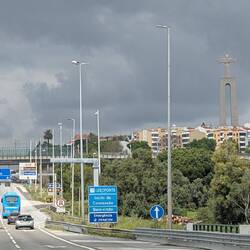 Bomdia, Lisboa! (Im blauen Bus sitzt übrigens Jens)