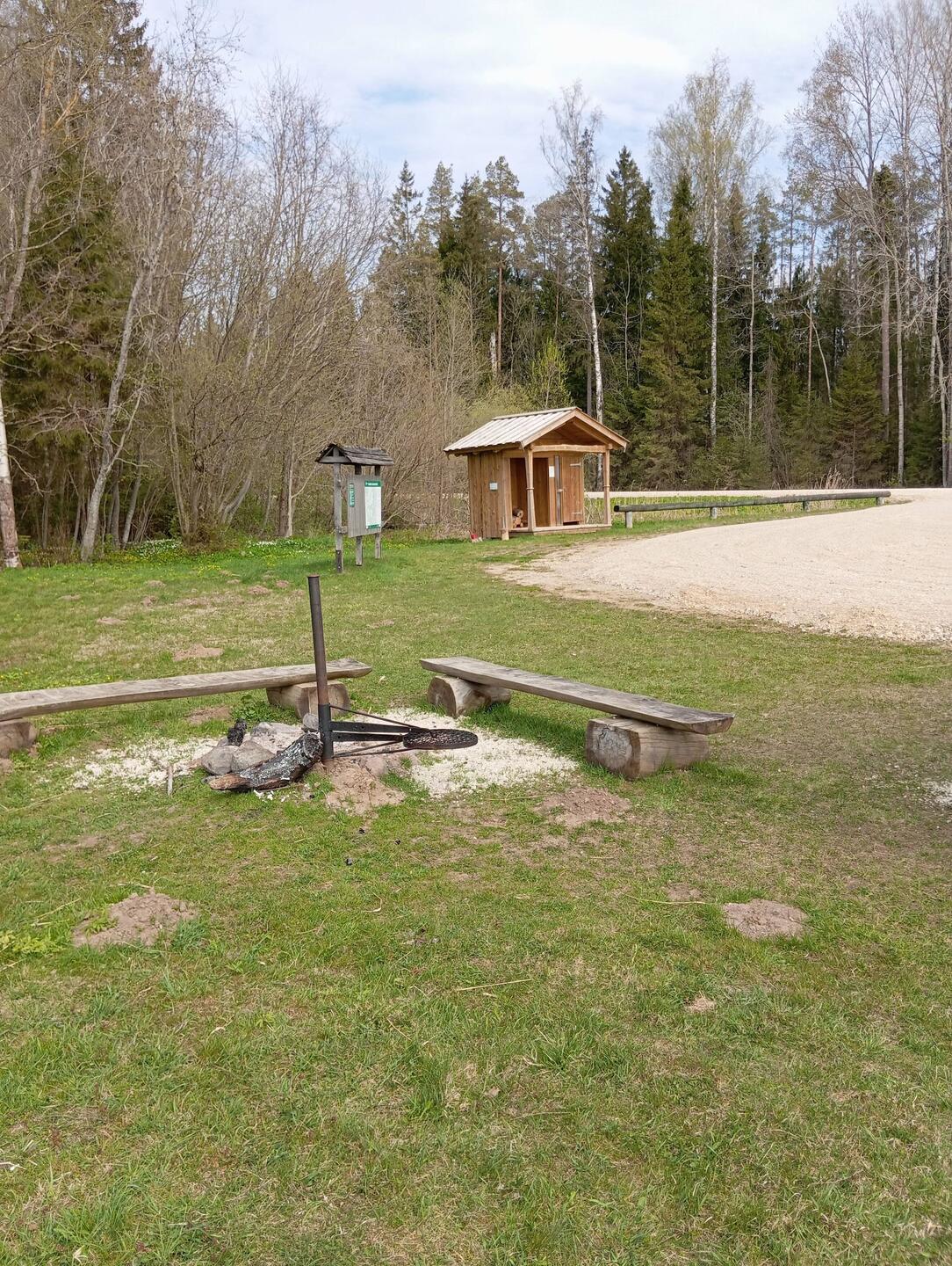 Rastplatz mit Feuerstelle und Plumpsklo