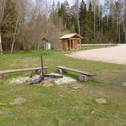Rastplatz mit Feuerstelle und Plumpsklo