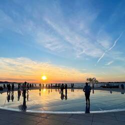 The greeting to the sun, une œuvre de panneaux lumineux qui s'éclaire au coucher du soleil