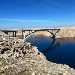 On quitte l'île de Pag par un petit pont Houhou 😰