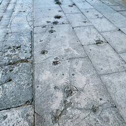 Des traces de la guerre de 1991, bien visible en plein cœur de la ville