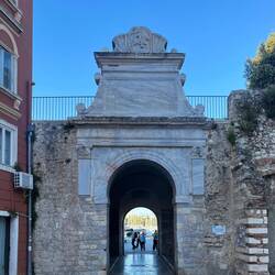 La porte de la mer à Zadar