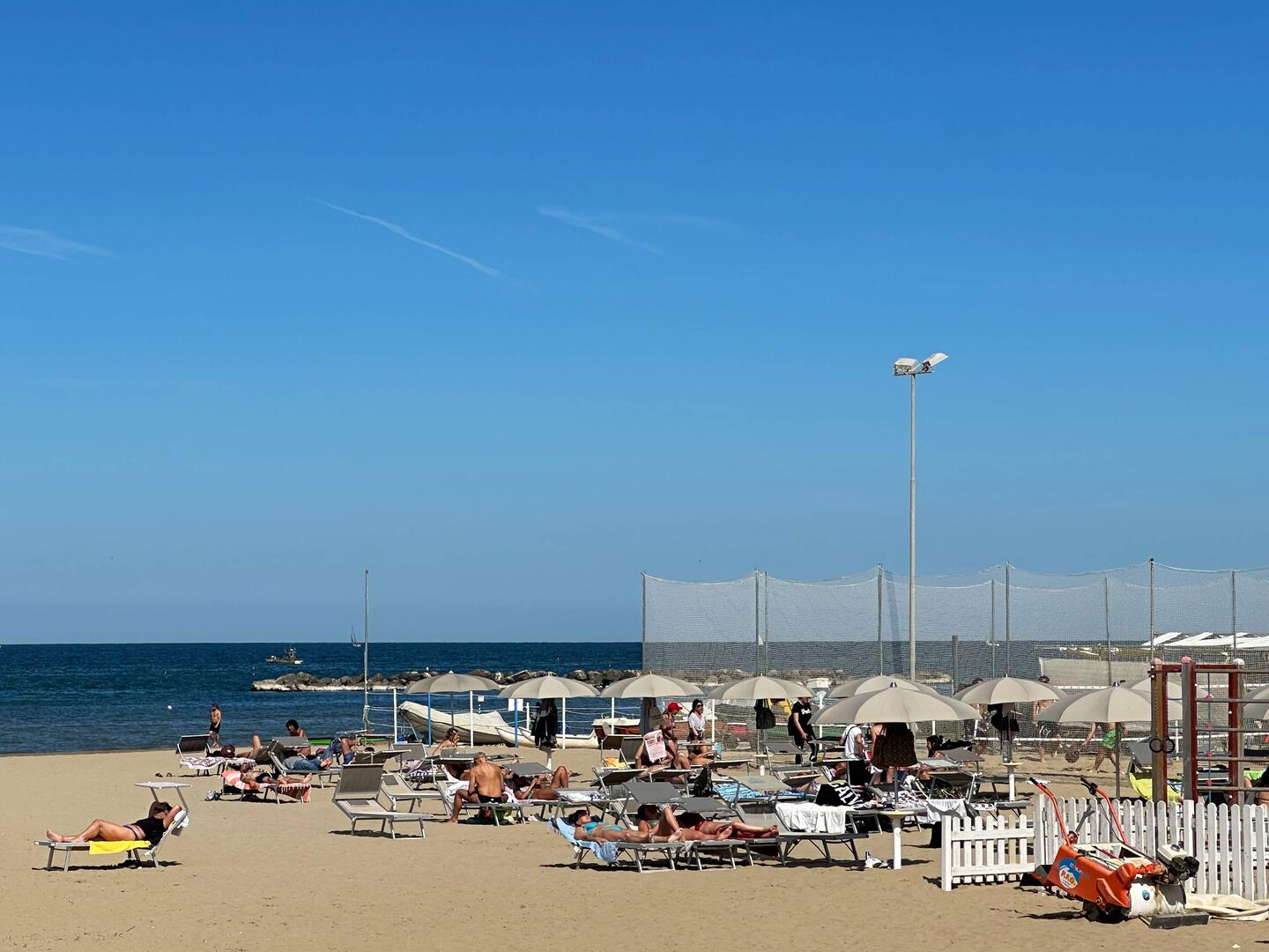 Ein typisches Adria-Strandbild - fotografiert von der Strandbar aus