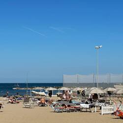 Ein typisches Adria-Strandbild - fotografiert von der Strandbar aus