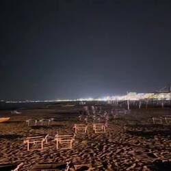 Blick vom Strand auf's nächtliche Rimini