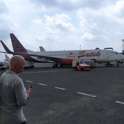 Zu Fuß zum Flugzeug