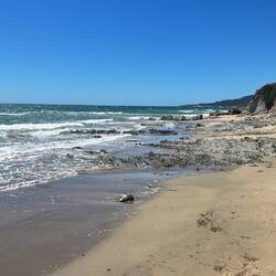 Vor unserem Campground ein fast leerer Strand ...