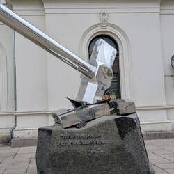 Der Hammer als Symbol des Widerstandes gegen die Nazis. Er zertrümmert ein Hakenkreuz
