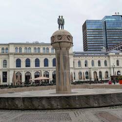 Der Janbanetorget, Platz vor dem Hauptbahnhof, mit dem Denkmal "Zerbrochener Stein"