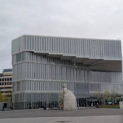 Die Deichmann Bibliothek direkt neben der Oper