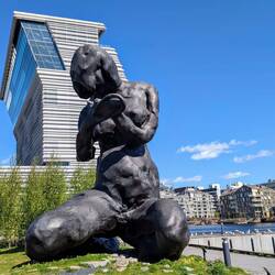 Die Skulptur "Mutter" vor dem Museum