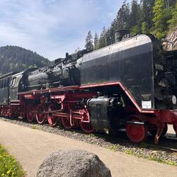 Ein prächtiges Dampfross am Bhf. Triberg