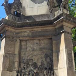 Monument built to inaugurate the visit of King Ferdinand and Queen Carolina