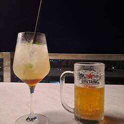 In der Rooftop-Bar gibt's nicht nur Sonnenuntergang 😅 🍹