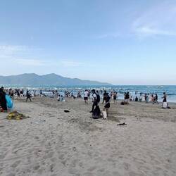 Veel volk op strand op de feestdag