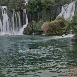 Binchen im Wasserfall