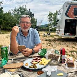 Nach der Anreise Mittagessen in Kravica