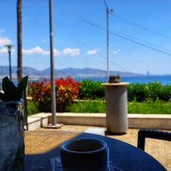 Erstmal bei nem Mochito und nem Espresso durch atmen und kurz aus der Sonne die Aussicht genießen