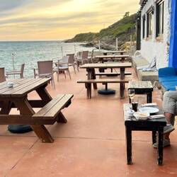 Unsere Bar am Meer - alle anderen sitzen drinnen.