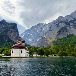 Walfahrtskirche mit Watzmann im Hintergrund