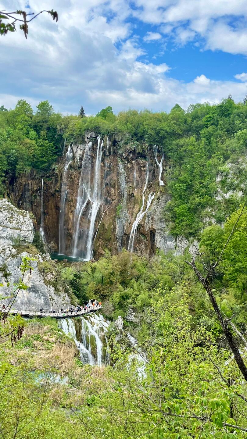 Dès l'entrée au parc, la plus haute des cascades fait 62 mètres de haut
