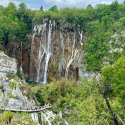 Dès l'entrée au parc, la plus haute des cascades fait 62 mètres de haut
