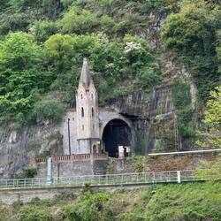 Selbst Tunnelportale kommen als Burgen daher🤭