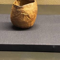 A stoneware tea bowl from the Edo era, 17th century, no Chinese influence!