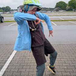Ryanair-Handgepäck-Outfit -> erkennbar an Helm, vier Hosen und Kettenschloss