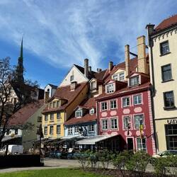 Lebendiger Livu-Platz mit Cafés, umgeben von Jugendstil und Gildenhäusern im Herzen der Altstadt.