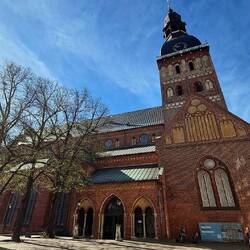 Der Dom ist noch verschlossen, er öffnet erst um 1000Uhr. Gilt als die grösste Kirche im Baltikum.