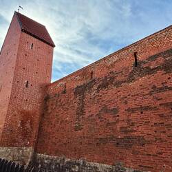 Reste der mittelalterlichen Stadtmauer schützten einst Riga; heute noch wenige Abschnitte sichtbar.