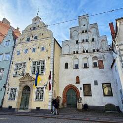 Die ältesten Wohnhäuser Rigas (15.–17. Jh.), zeigen Entwicklung vom Mittelalter bis Barock.