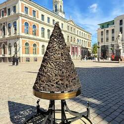 Weihnachtsbaum-Skulptur am Rathausplatz erinnert an den 1. dokumentierten geschmückten Baum (1510).