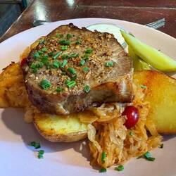 Schweinebraten mit Sauerkraut und Kartoffeln, dazu Meerrettich-Sauce