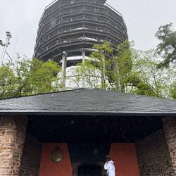 Grillhütte mit dem Aussichtsturm dahinter