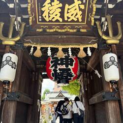 Der Eingang in den Kushida-Schrein in Fukuoka.
