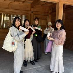 Diese Japanerinnen waren happy mit ihren Wahrsager-Zetteln.