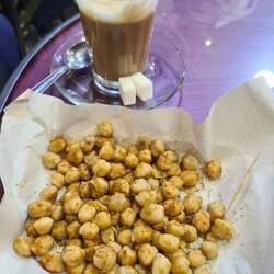 Pois-Schisch, Kichererbsensnack vom Strassenverkäufer, im Café