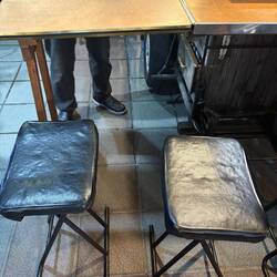 Die Hocker standen längs statt quer, damit mehr Gäste Platz finden.