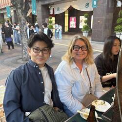 Mein Guide Tomo und ich an einem Yatai-Essstand.