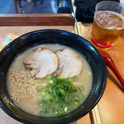 Ramen in Schweinsknochen-Suppe mit Bratentranchen.