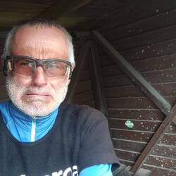 Grimmiger Blick bei grausigem Wetter