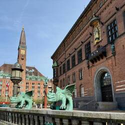 vor dem Rathaus