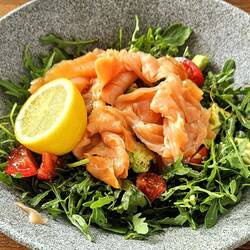Salat mit geräuchertem Lachs